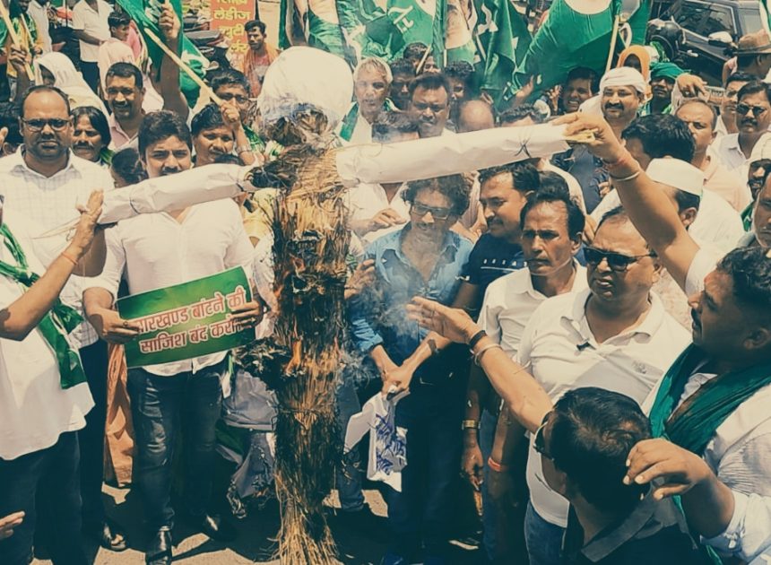 झामुमो ने भाजपा नेताओं के खिलाफ किया प्रदर्शन, चाईबासा व सरायकेला में पुतला दहन