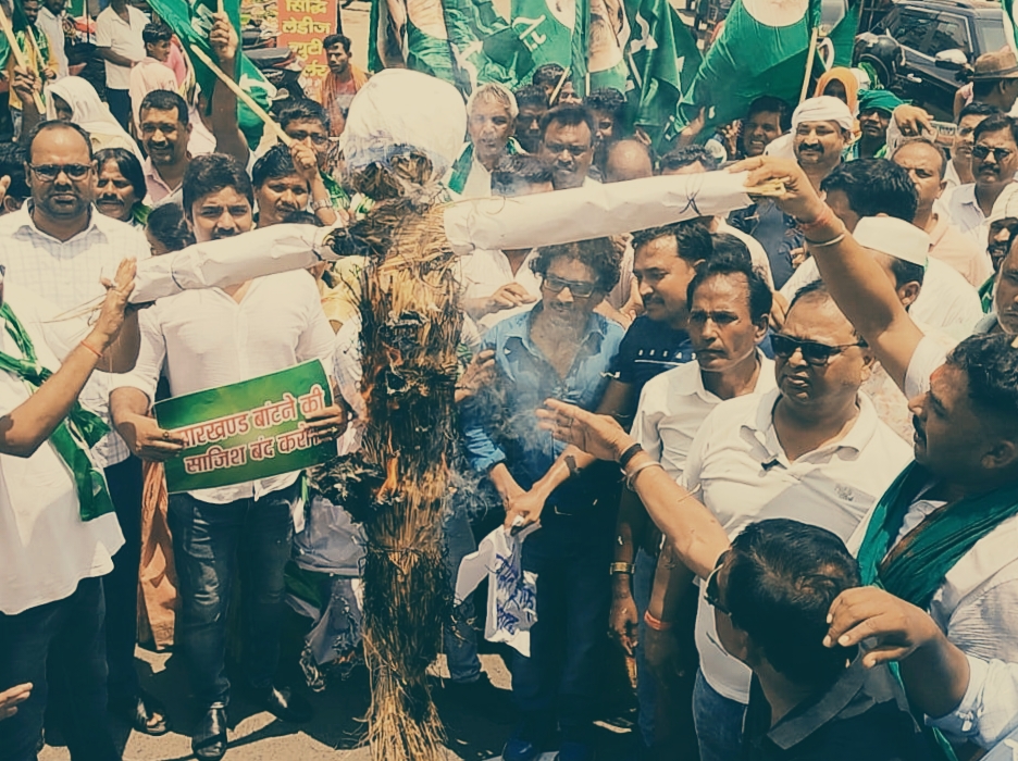 झामुमो ने भाजपा नेताओं के खिलाफ किया प्रदर्शन, चाईबासा व सरायकेला में पुतला दहन