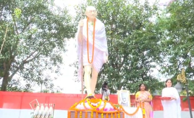 राज्यपाल, मुख्यमंत्री और विधायक कल्पना सोरेन ने बापू की प्रतिमा पर अर्पित किए श्रद्धा-सुमन