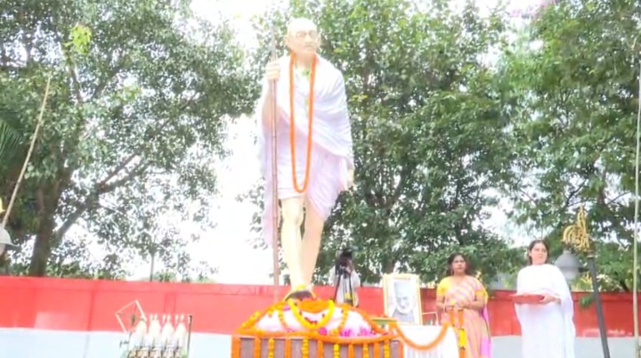 राज्यपाल, मुख्यमंत्री और विधायक कल्पना सोरेन ने बापू की प्रतिमा पर अर्पित किए श्रद्धा-सुमन