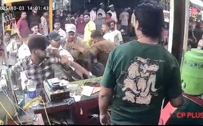 जमशेदपुर साकची संजय मार्केट में दुकानदार के साथ मारपीट का वीडियो वायरल