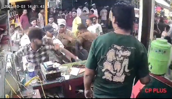 जमशेदपुर साकची संजय मार्केट में दुकानदार के साथ मारपीट का वीडियो वायरल