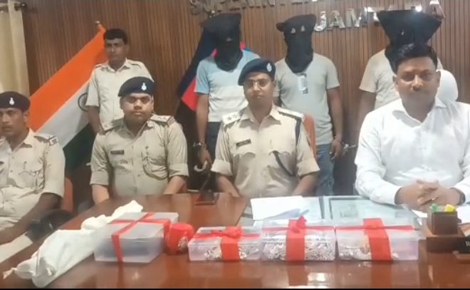 जामताड़ा में पुलिस की बड़ी सफलता, लाखों के जेवरात चोरी का खुलासा तीन चोर गिरफ्तार, एक फरार
