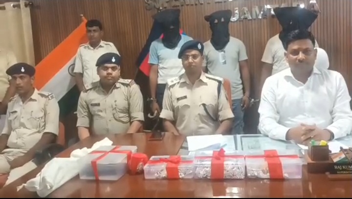 जामताड़ा में पुलिस की बड़ी सफलता, लाखों के जेवरात चोरी का खुलासा तीन चोर गिरफ्तार, एक फरार