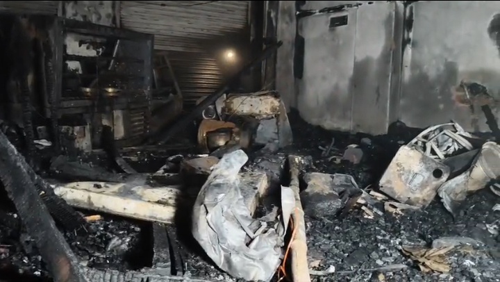 मिठाई दुकान में सिलेंडर ब्लास्ट से दुकान का स्टाफ घायल