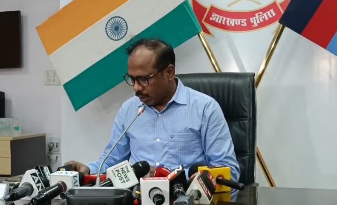 रांची : पुलिस मुख्यालय में माओवादियों की प्रस्तावित बंदी को लेकर सुरक्षा को लेकर संवाददाता सम्मेलन