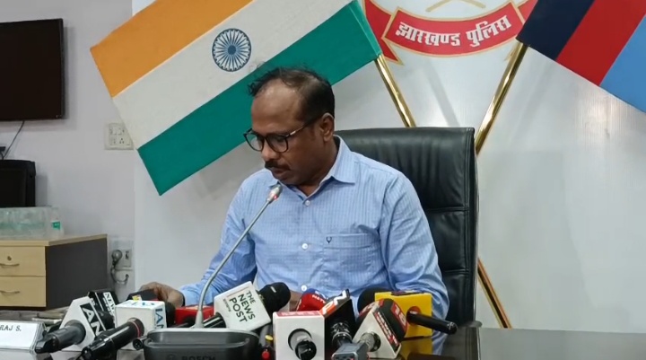 रांची : पुलिस मुख्यालय में माओवादियों की प्रस्तावित बंदी को लेकर सुरक्षा को लेकर संवाददाता सम्मेलन