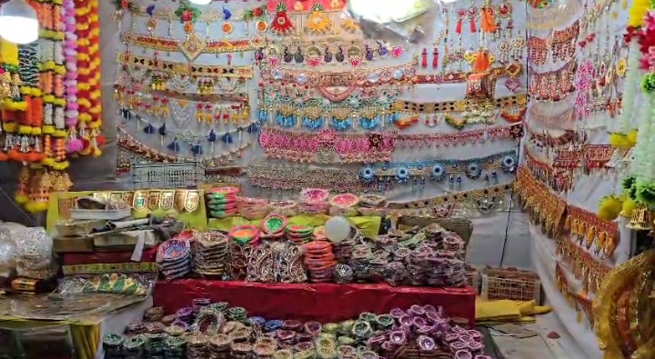 जमशेदपुर में दीपावली की रौनक बढ़ी  फैंसी और मेहंदी दीयों की मांग चरम पर