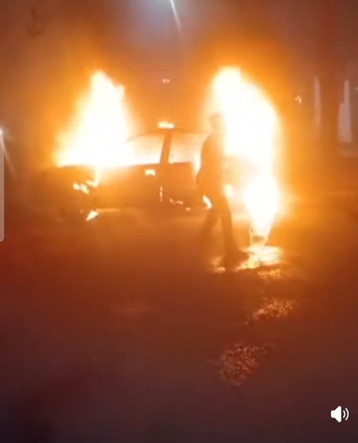 न्यू बारीडीह में देर रात कार में लगी आग, सिदगोड़ा थाना क्षेत्र में मची अफरा-तफरी