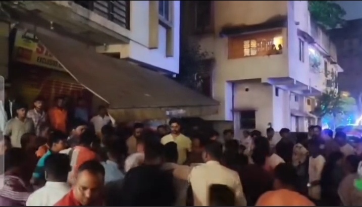 घाघीडीह जेल के कक्षपाल की शर्मनाक हरकत, 9 साल की बच्ची के साथ अश्लील हरकत की कोशिश गुस्साई भीड़ ने आरोपी को पीटा, पुलिस पर भी फूटा आक्रोश