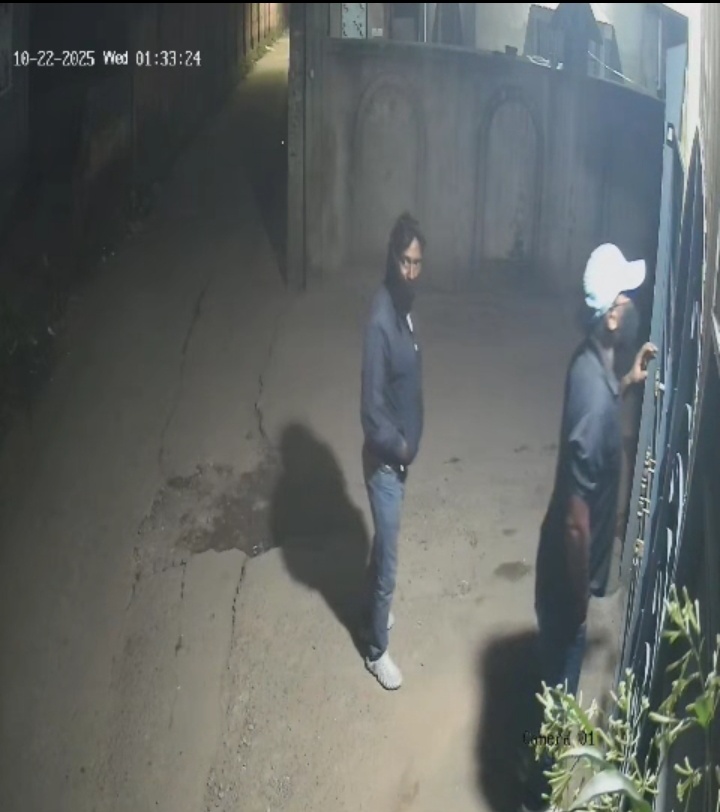 नकाबपोश युवकों की हरकतें CCTV में कैद, इलाके में दहशत फैली