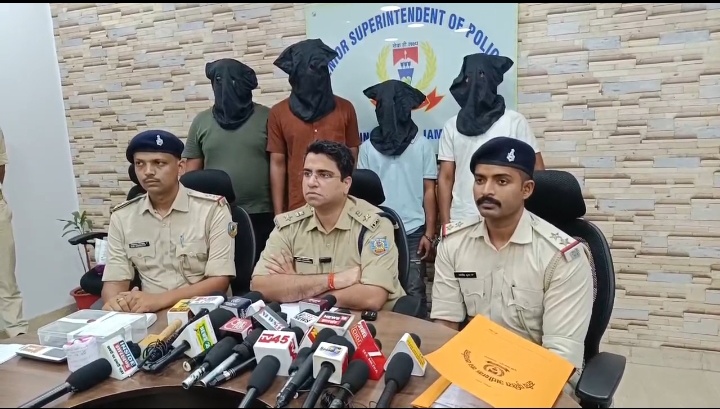 गोविंदपुर में बड़ी कार्रवाई: पुलिस ने चार अपराधियों को हथियारों के साथ दबोचा