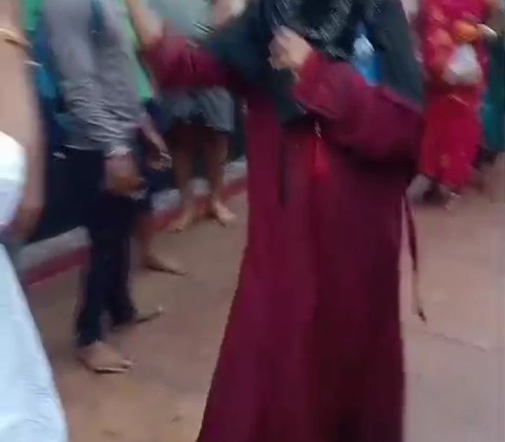 देवघर बाबा के प्रांगण में देखा गया बुर्केवली औरत को