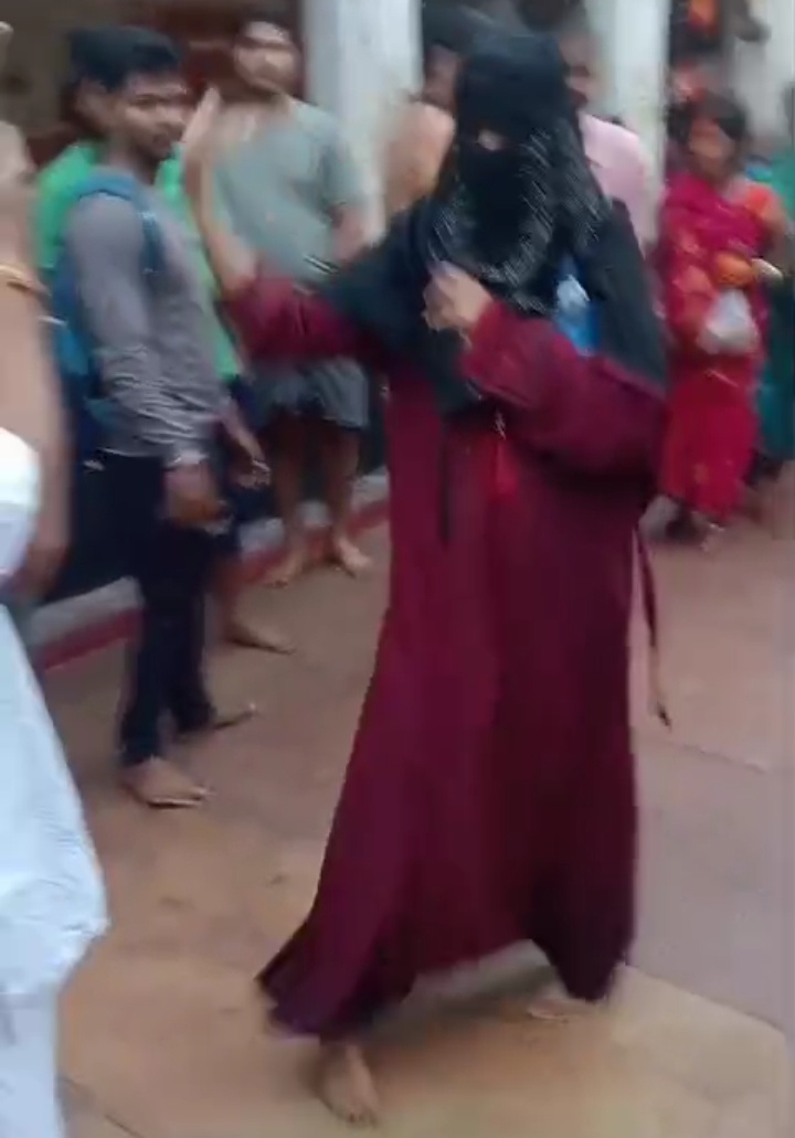 देवघर बाबा के प्रांगण में देखा गया बुर्केवली औरत को