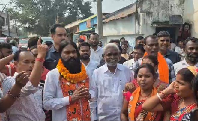 घाटशिला उपचुनाव सोरेन बनाम सोरेन कांटे की टक्कर मे चल रही है