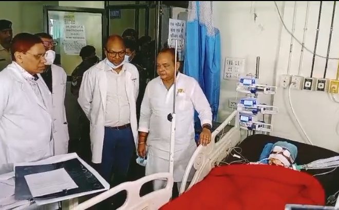 रिम्स पहुंचे स्वास्थ्य मंत्री इरफान अंसारी, बुंडू हादसे के घायलों से की मुलाकात