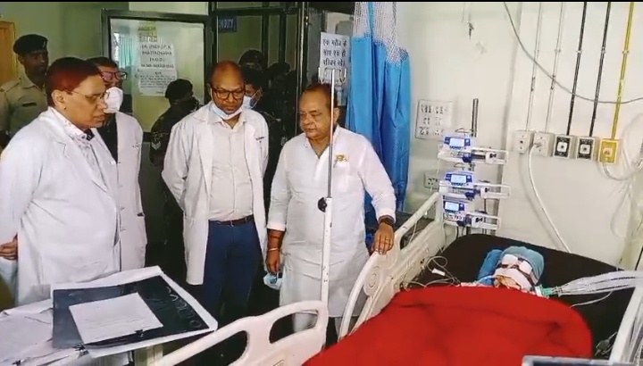 रिम्स पहुंचे स्वास्थ्य मंत्री इरफान अंसारी, बुंडू हादसे के घायलों से की मुलाकात