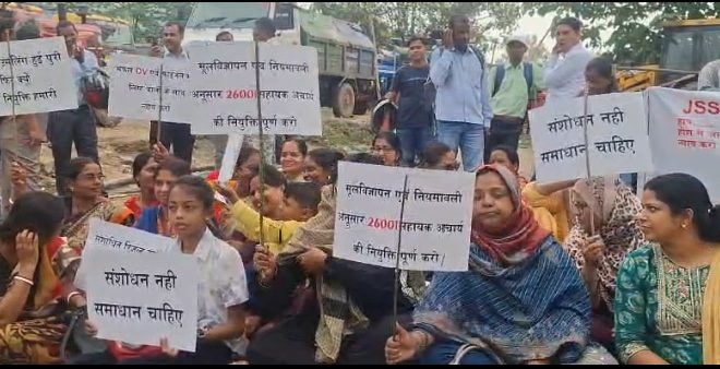 राजभवन के समीप सहायक आचार्य अभ्यर्थियों का धरना, नियुक्ति की मांग को लेकर सरकार पर नाराजगी  