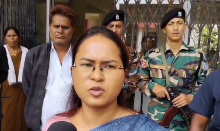 मंत्री शिल्पी नेहा तिर्की का औचक निरीक्षण, चान्हो प्रखंड कार्यालय में अफसर गायब 