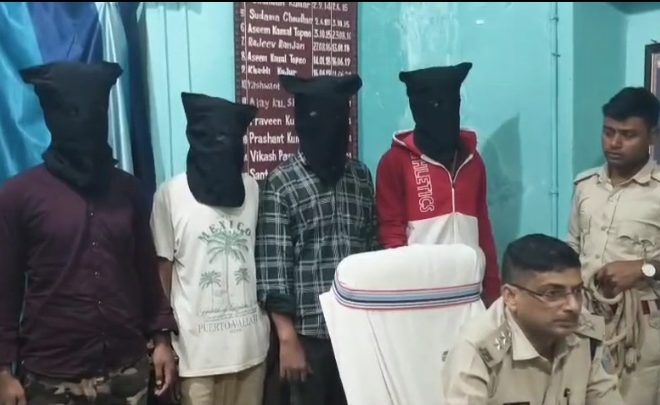 देवघर में सखुआ जंगल फायरिंग कांड का पुलिस ने किया खुलासा, चार अपराधी गिरफ्तार एक किशोर निरुद्ध