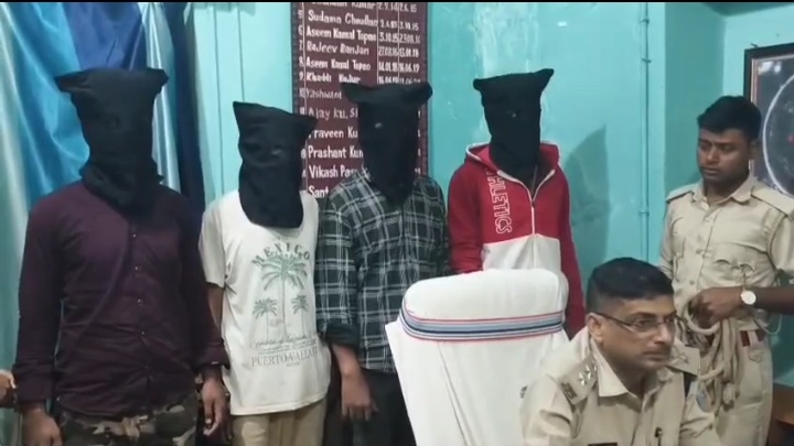 देवघर में सखुआ जंगल फायरिंग कांड का पुलिस ने किया खुलासा, चार अपराधी गिरफ्तार एक किशोर निरुद्ध