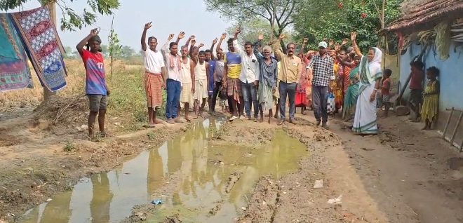 सानबासा गांव के लोगों का फूटा गुस्सा आजादी के 78 साल बाद भी नहीं मिली मूलभूत सुविधाएं