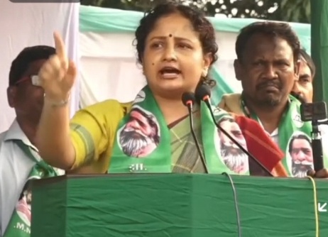 घाटशिला उपचुनाव: कल्पना सोरेन ने गालूडीह में दिखाई गठबंधन की एकजुटता, सोमेश सोरेन के लिए मांगा आशीर्वाद