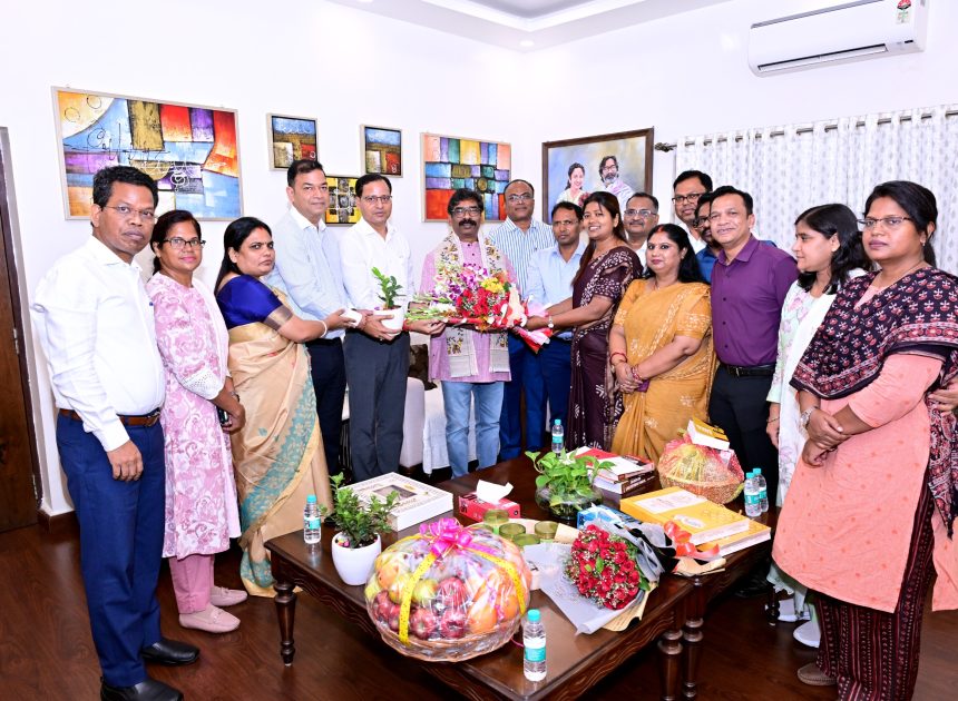 मुख्यमंत्री से झारखंड प्रशासनिक सेवा के संयुक्त सचिव पद पर नवप्रोन्नत हुए अधिकारियों ने की मुलाकात…..