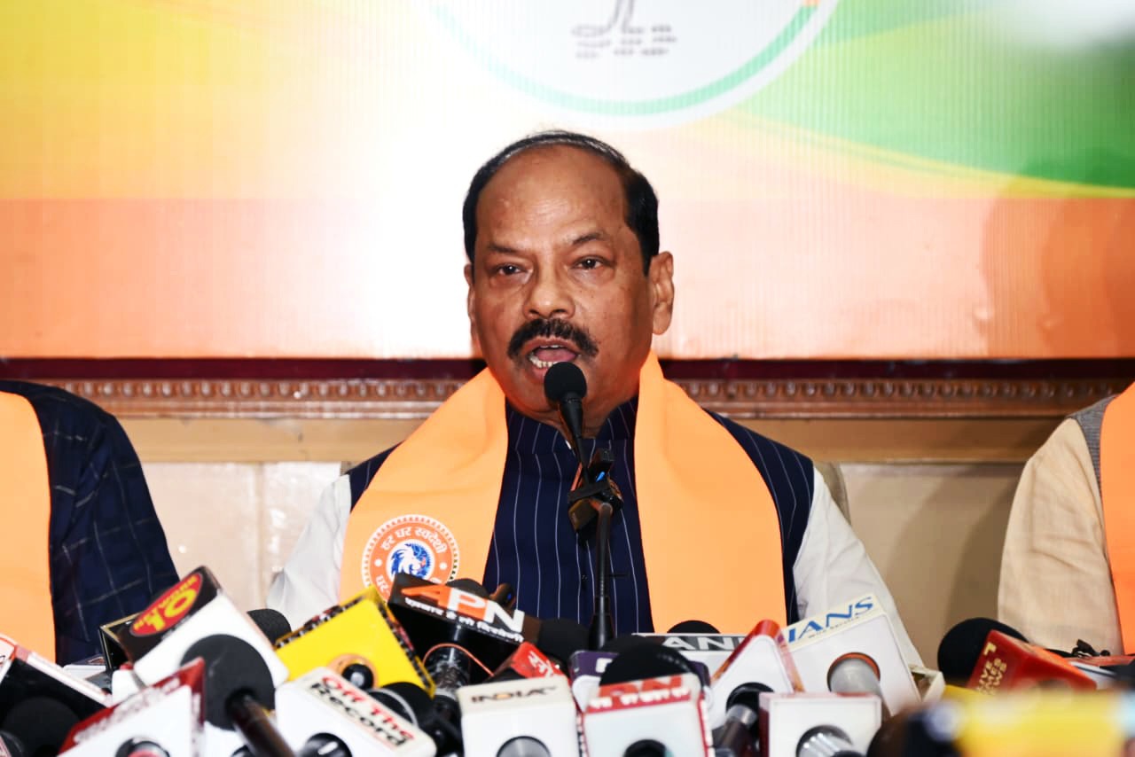 झारखंड परीक्षा विवाद : रघुवर दास का विपक्ष पर हमला, सीबीआई जांच की मांग………….