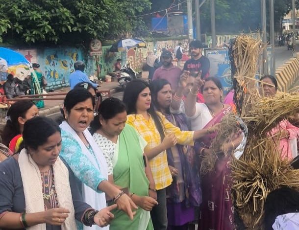 कंगना रनौत के विवादित बयान के विरोध में झारखंड महिला कांग्रेस ने किया पुतला दहन…..