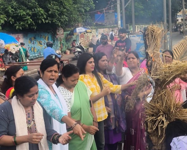 कंगना रनौत के विवादित बयान के विरोध में झारखंड महिला कांग्रेस ने किया पुतला दहन…..