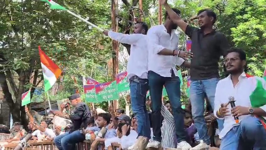 आजसू छात्र संघ का लोक भवन घेराव……