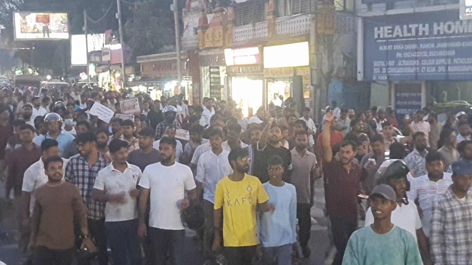 जेपीएससी और जेएसएससी परीक्षा में हुई धांधली के विरोध में कैंडल मार्च ….…