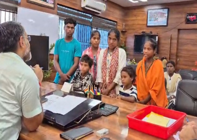 गिरिडीह DC ने अनाथ भाई-बहनों की पीड़ा सुनी, शिक्षा और सरकारी सहायता सुनिश्चित करने के दिए निर्देश