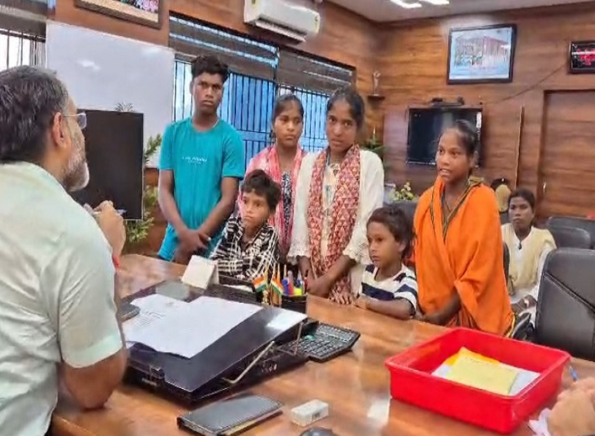 गिरिडीह DC ने अनाथ भाई-बहनों की पीड़ा सुनी, शिक्षा और सरकारी सहायता सुनिश्चित करने के दिए निर्देश