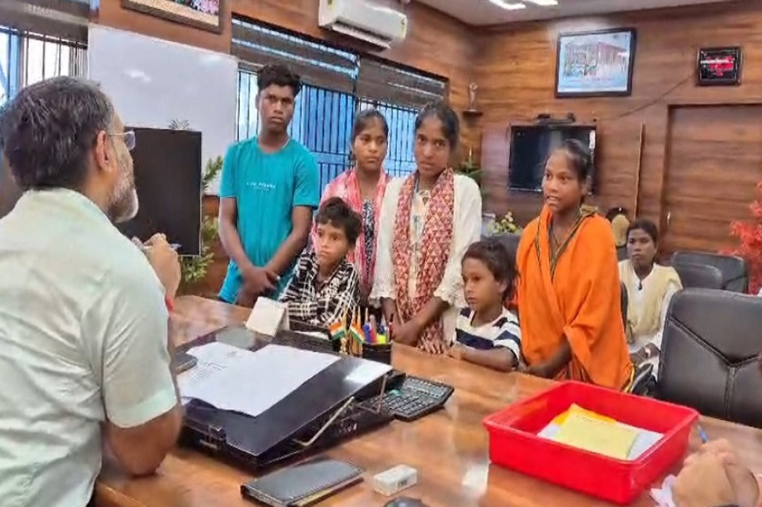 गिरिडीह DC ने अनाथ भाई-बहनों की पीड़ा सुनी, शिक्षा और सरकारी सहायता सुनिश्चित करने के दिए निर्देश