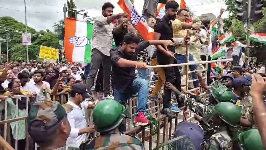 कांग्रेस और भाजपा कार्यकर्ता आमने-सामने, खूब चले पत्थर, टमाटर और अंडे, कई पत्रकार घायल……