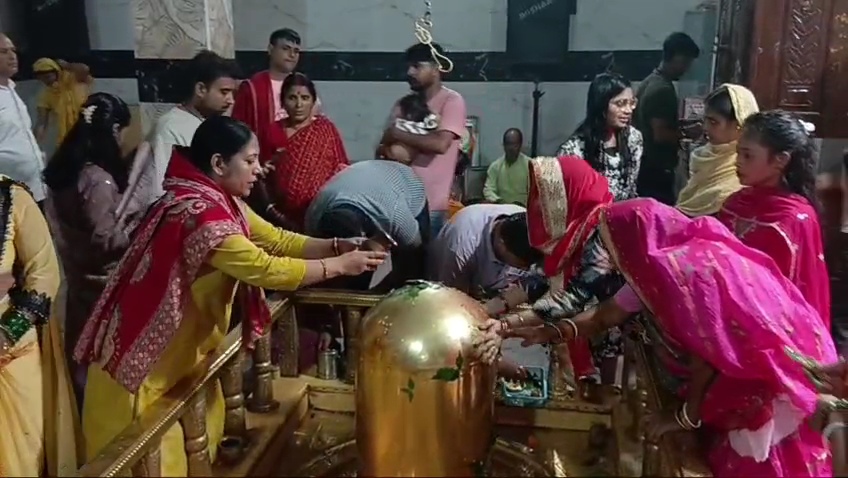 सावन मास के पहले दिन शिवालयों में उमड़ी भक्तों की भीड़…