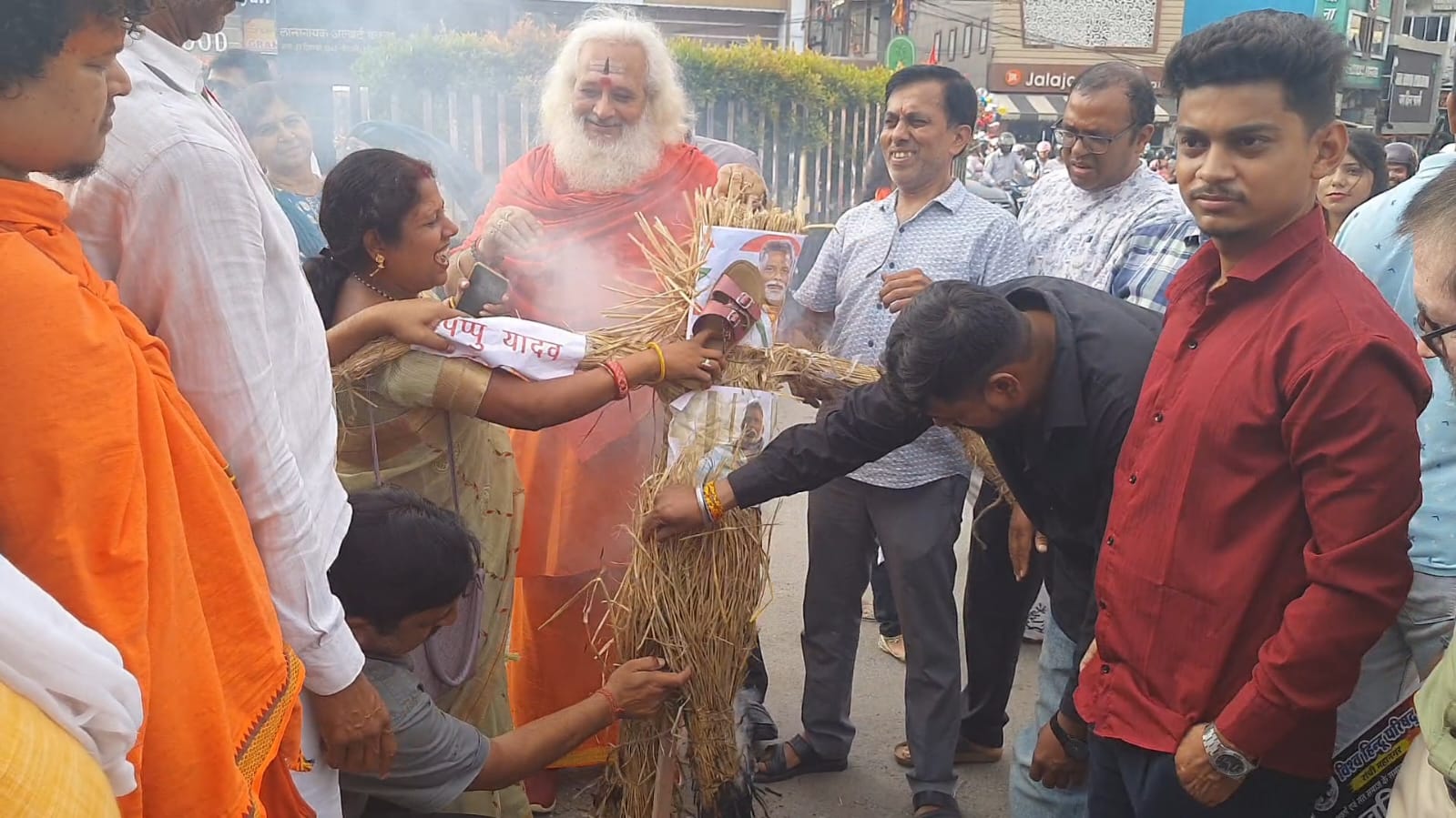 विश्व हिंदू परिषद ने सांसद पप्पू यादव का पुतला किया दहन….