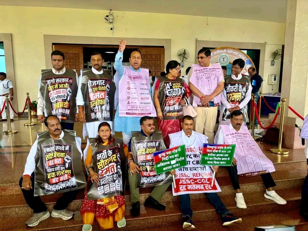 भाजपा विधायकों का सदन के बाहर जोरदार प्रदर्शन……