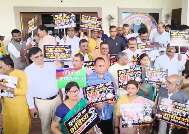 मानसून सत्र के पहले दिन सदन के बाहर गुंजा छात्रों का मुद्दा…..