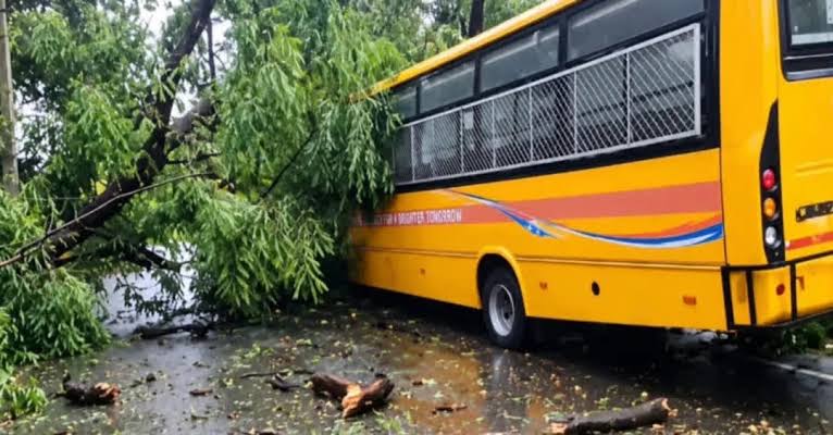 रांची में बिगड़ा मौसम, बारिश आई तेज़ हवाओं से जनजीवन प्रभावित………..