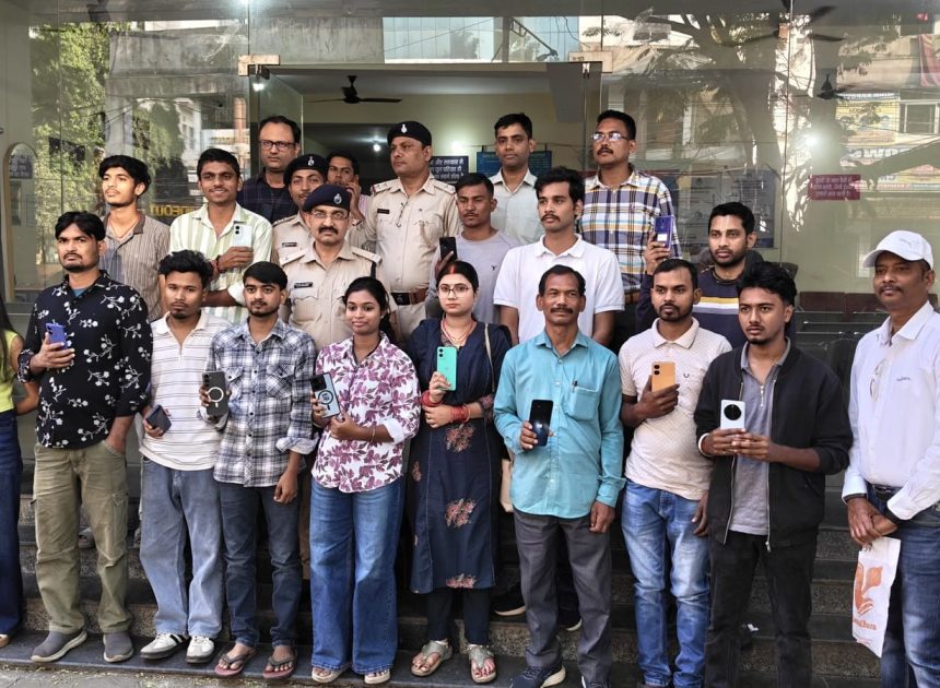 लालपुर पुलिस ने लौटाए गुम और चोरी हुए मोबाइल……………….