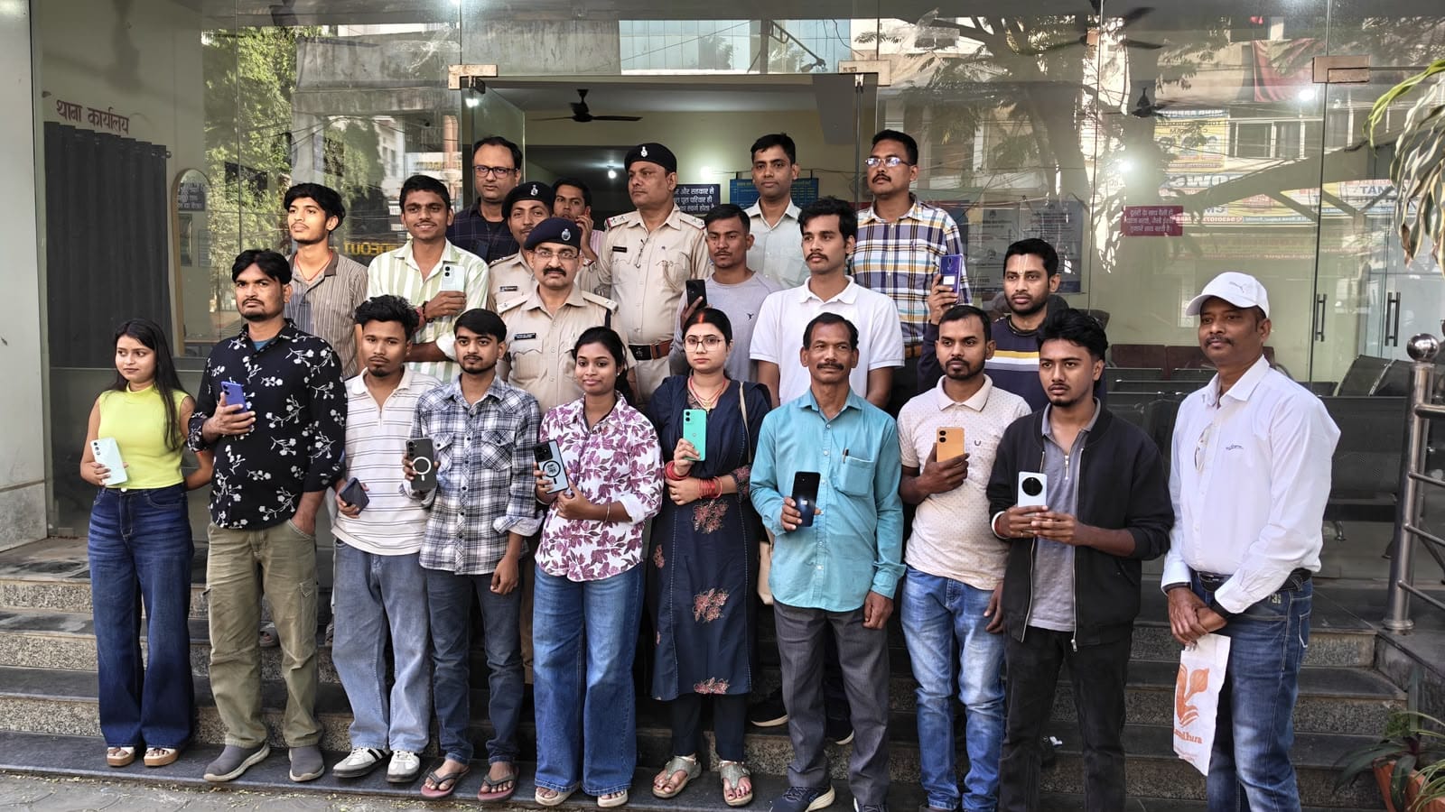 लालपुर पुलिस ने लौटाए गुम और चोरी हुए मोबाइल……………….